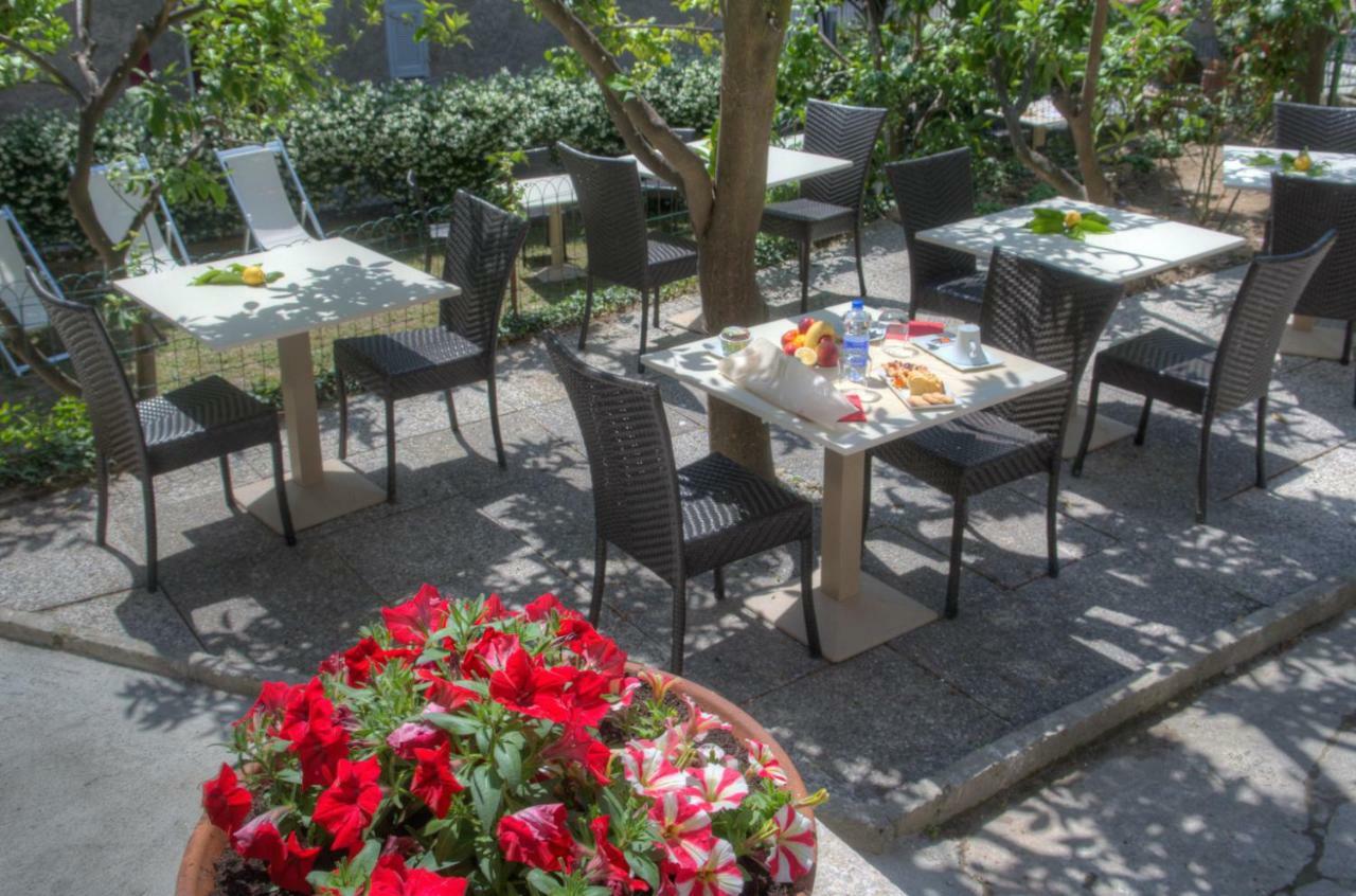 فندق Rione San Carlo فينالي ليغوري المظهر الخارجي الصورة